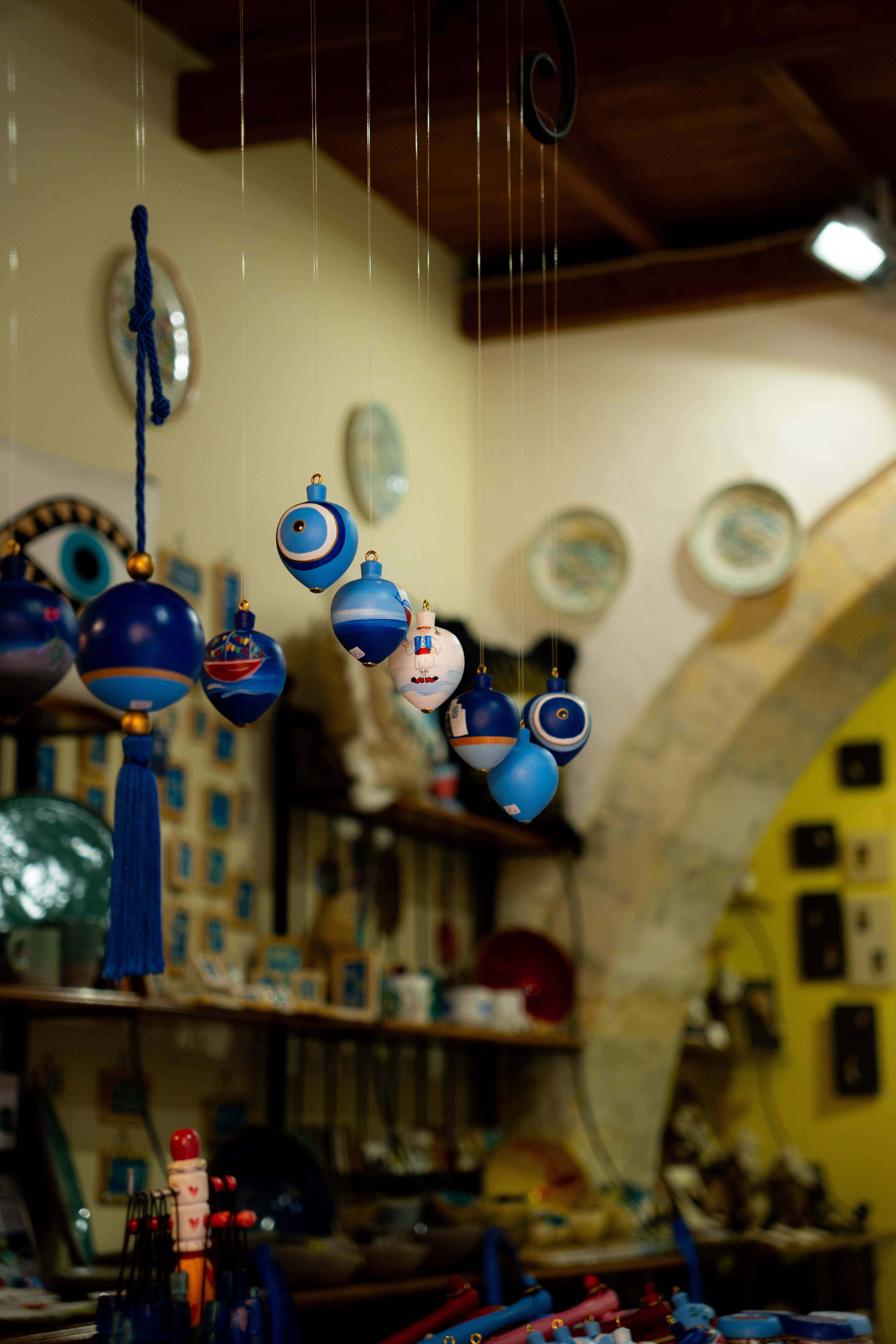 Adornos azules en una tienda de Creta