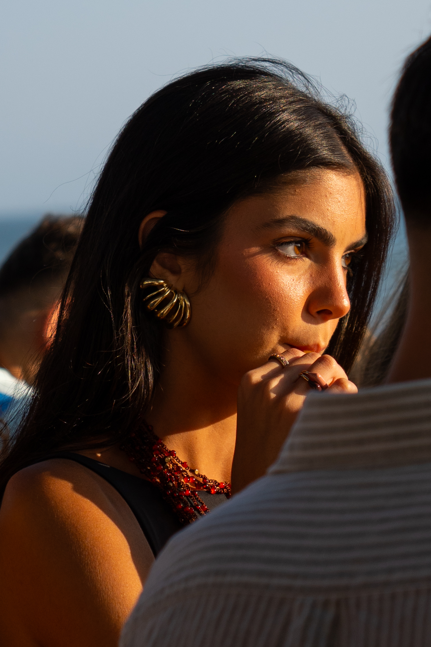 Retrato de asistente durante un evento al atardecer