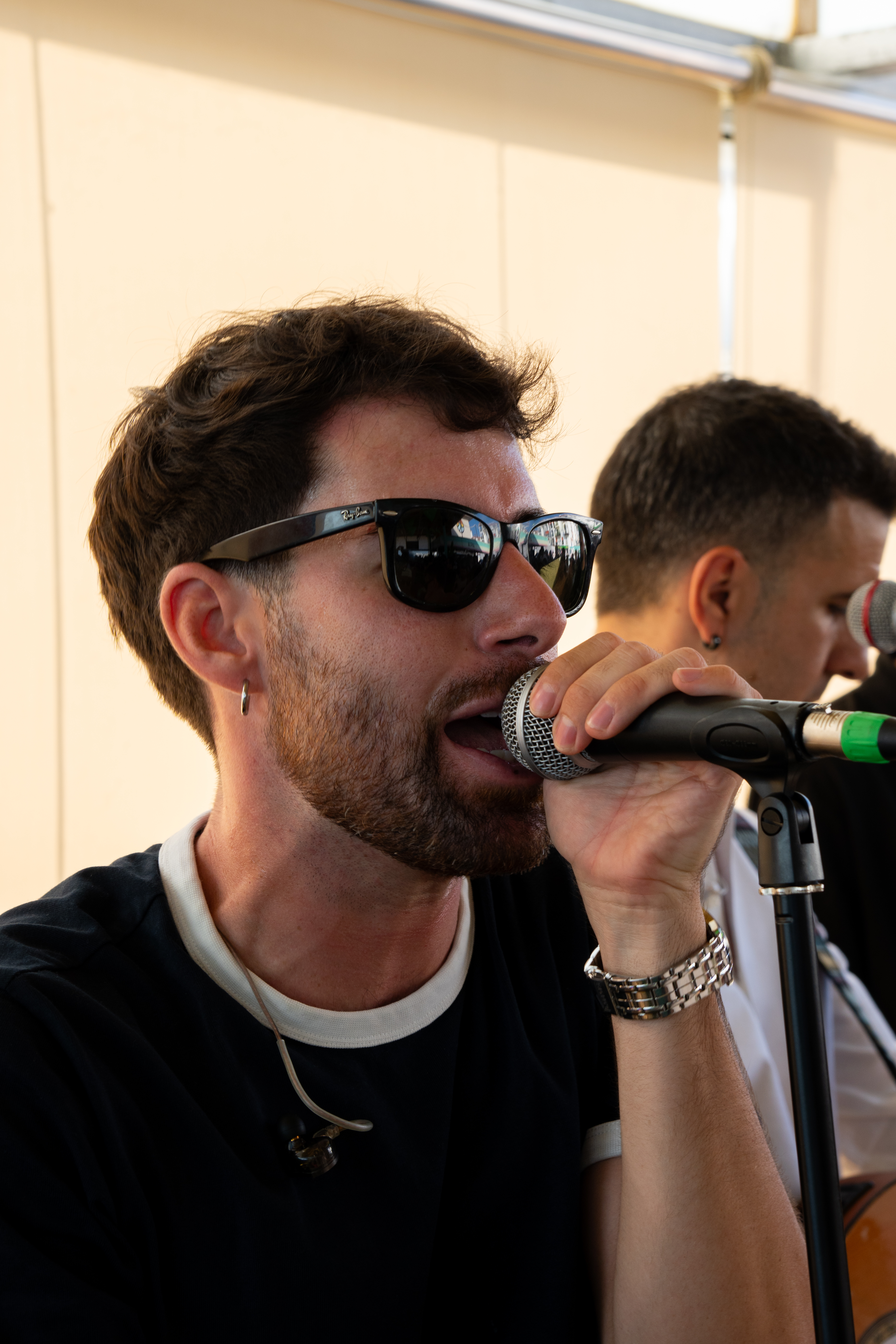 Músico cantando en directo durante un evento