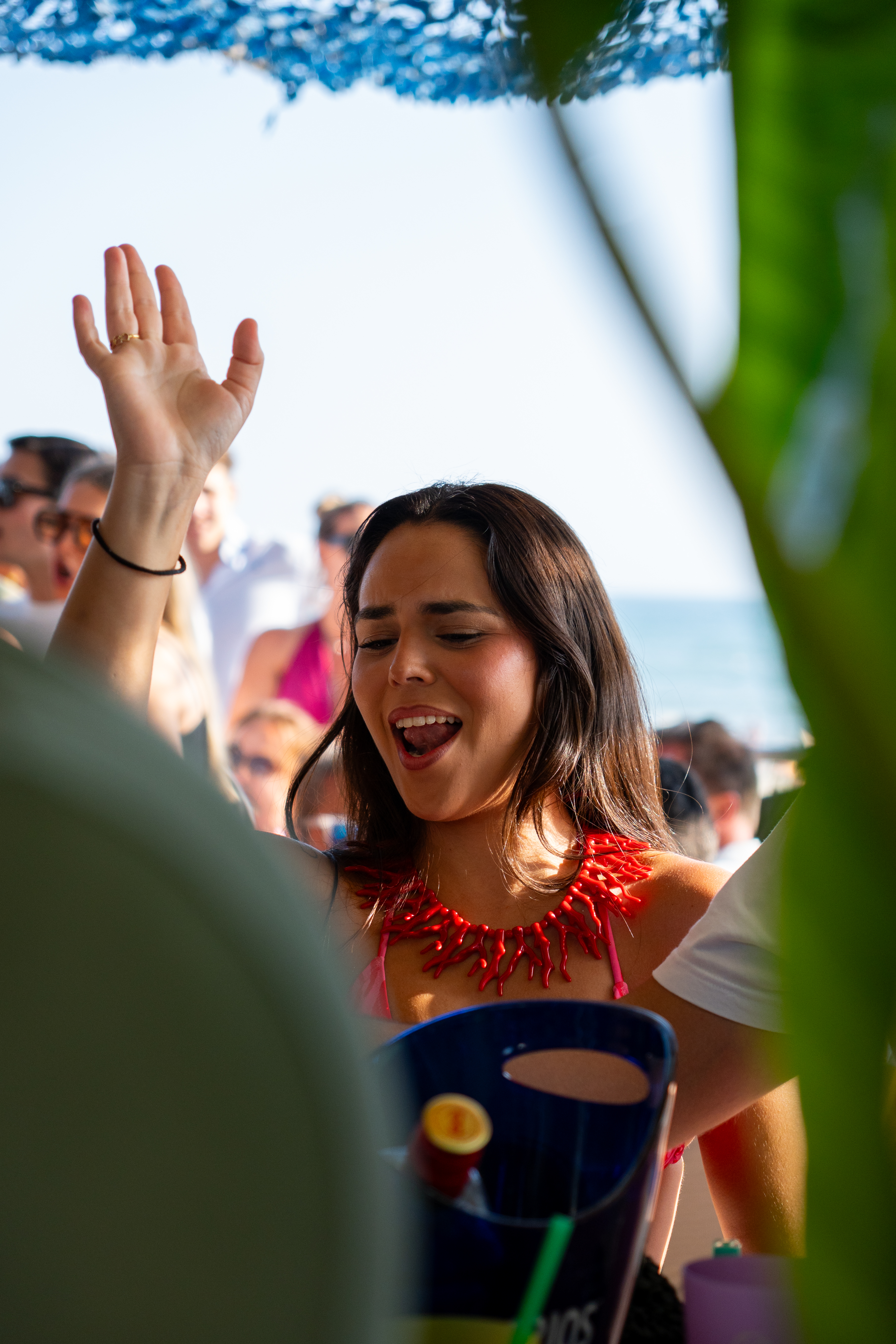 Asistente celebrando durante una fiesta al aire libre