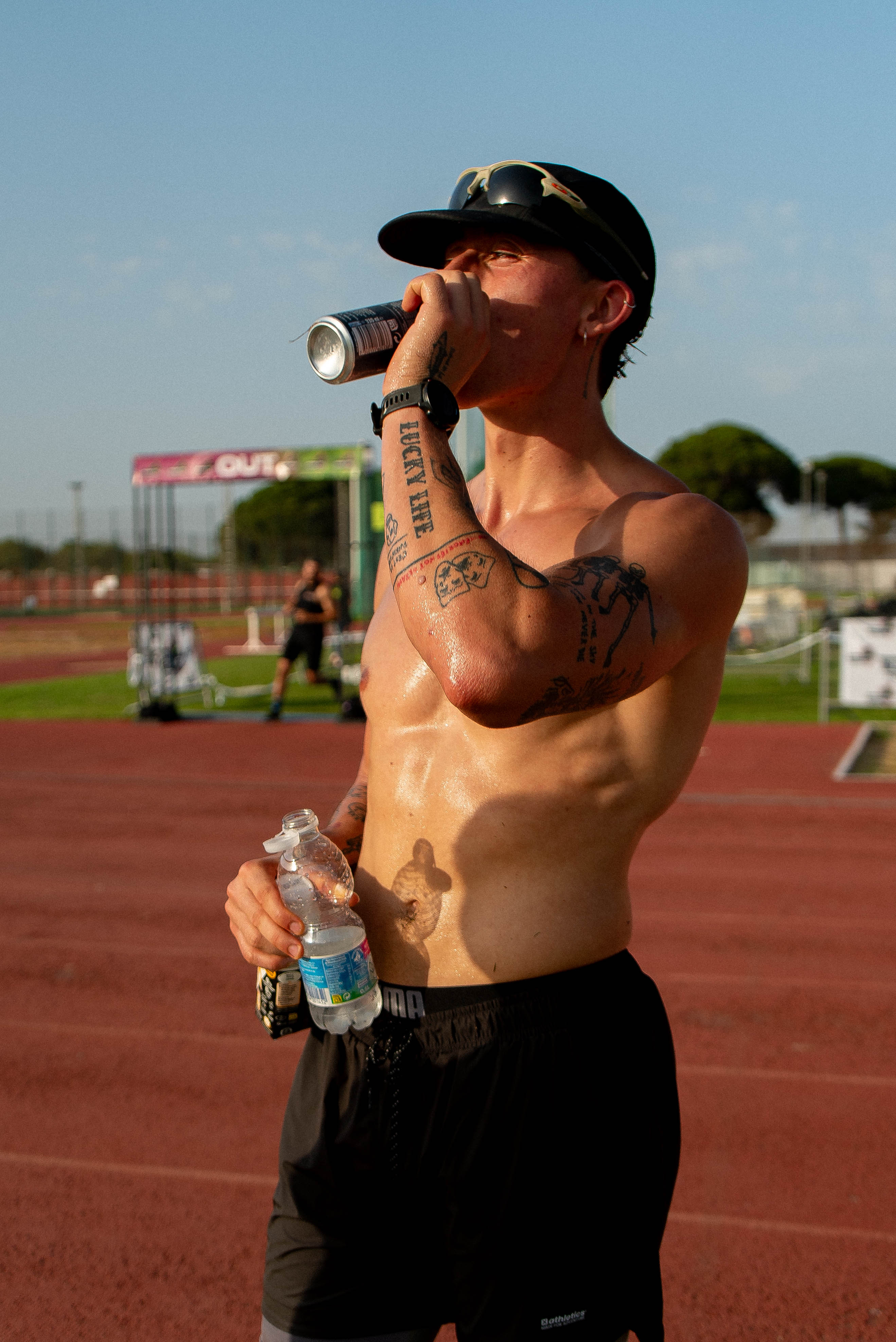 Atleta descansando en una pista de atletismo