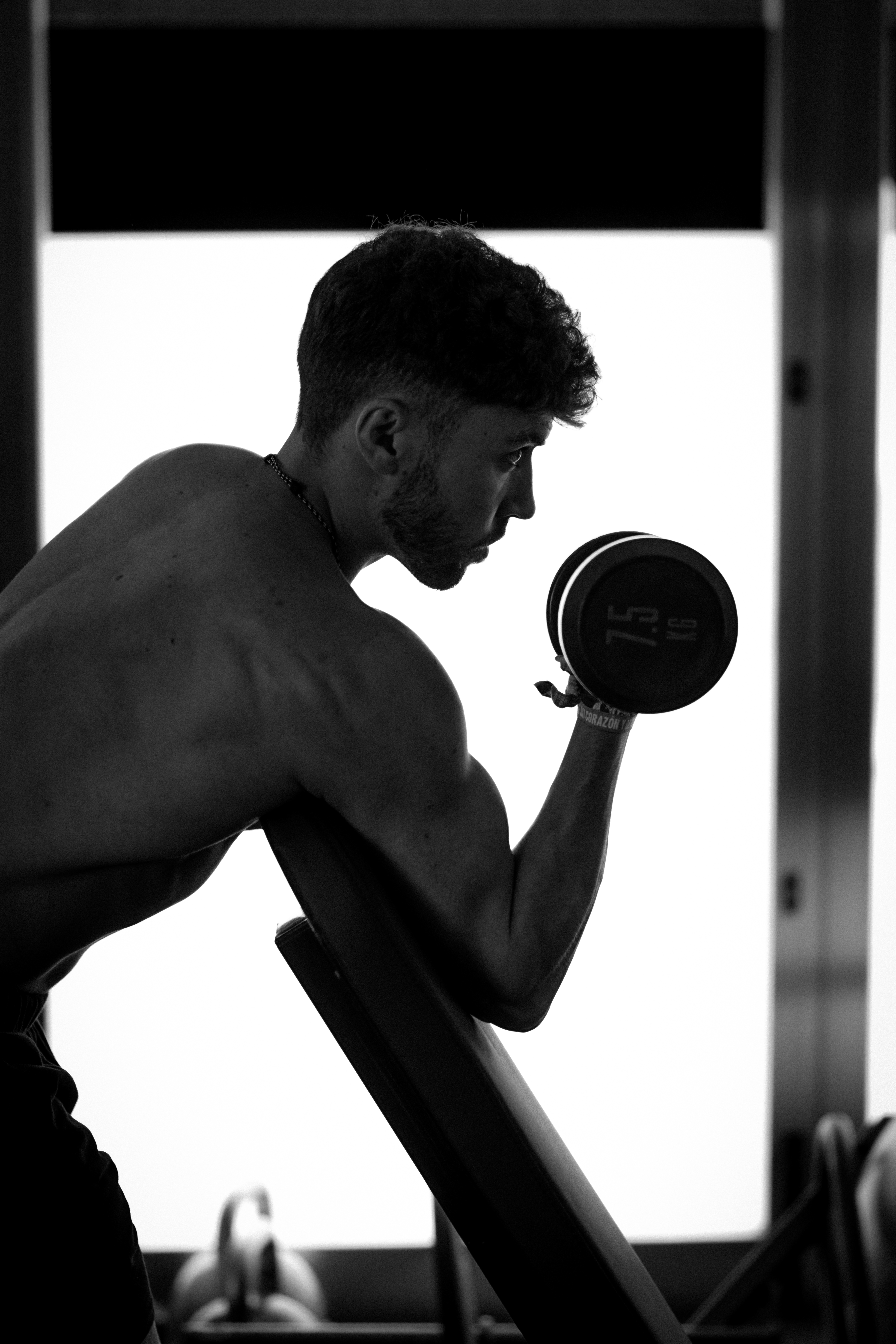 Entrenamiento con mancuerna en gimnasio